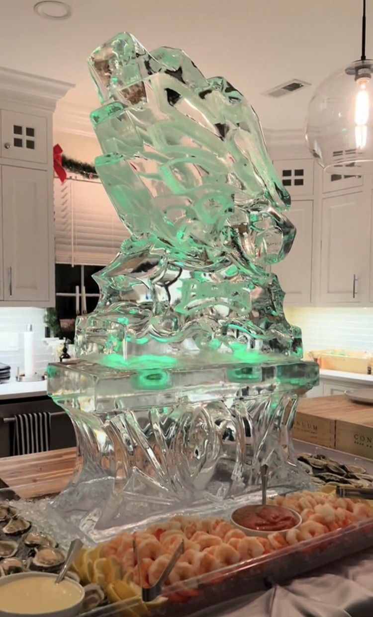 走进老鹰WAG的全绿色EAGALS圣诞派对