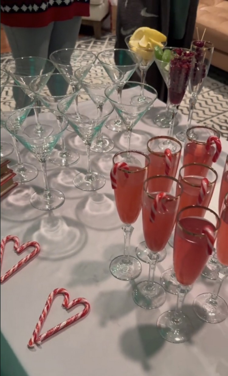 走进老鹰WAG的全绿色EAGALS圣诞派对