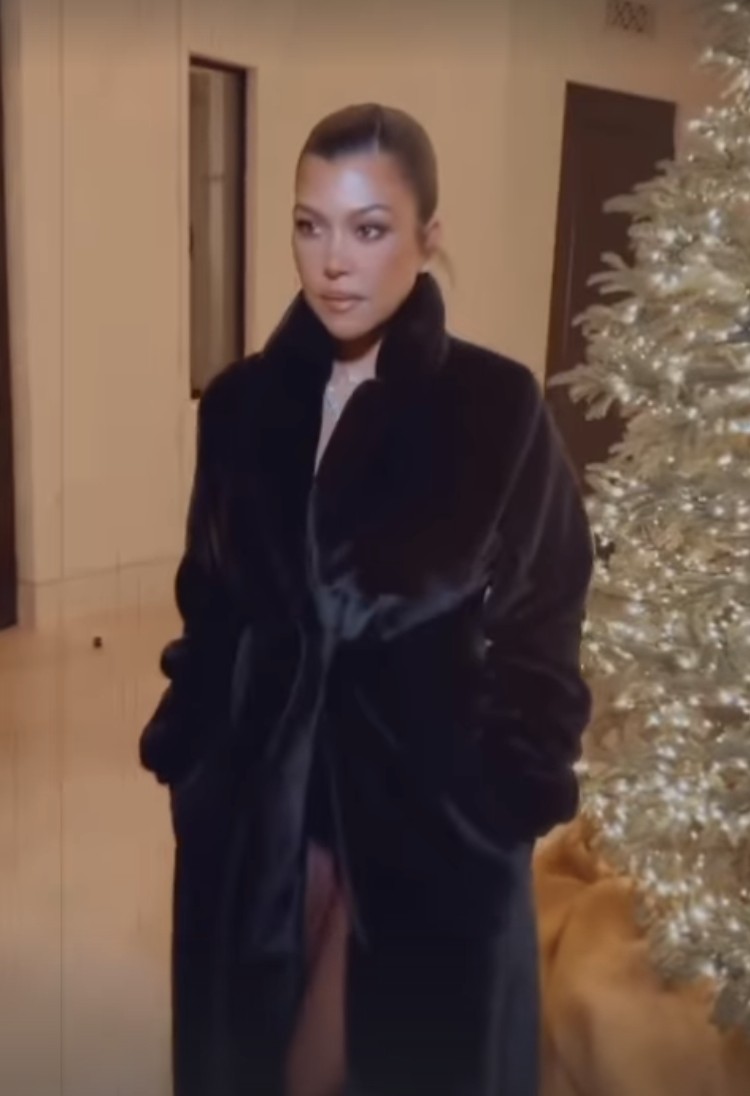 考特尼卡戴珊KOURTNEYKARDASHIAN为圣诞狂欢穿上舒适外套欢迎仪式后透露不太合身