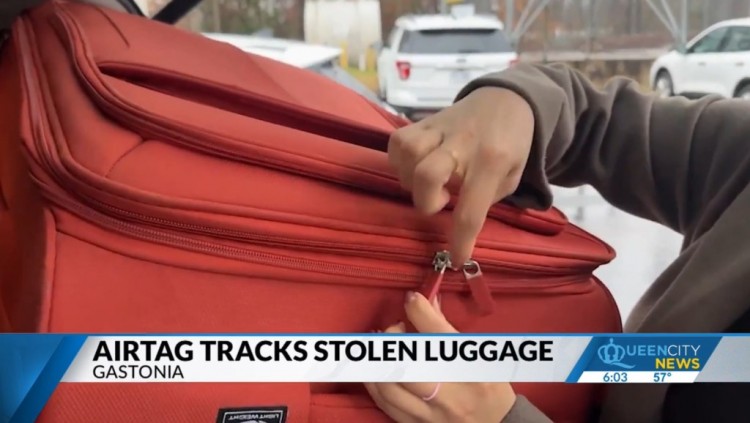 佛罗里达州家庭使用APPLEAIRTAG定位从北卡罗来纳州机场到嫌疑人家中被盗行李的位置