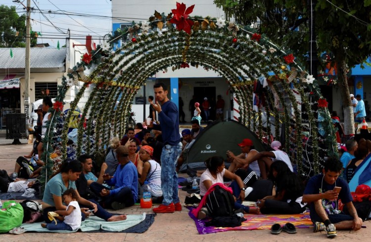 移民大篷车成员在前往埃尔帕索的途中紧紧抓住野兽火车