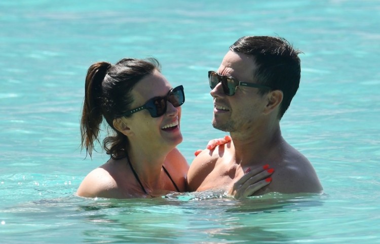[亚伯拉罕]赤裸上身的马克·沃尔伯格在巴巴多斯度假时在海边亲吻妻子雷亚·达勒姆