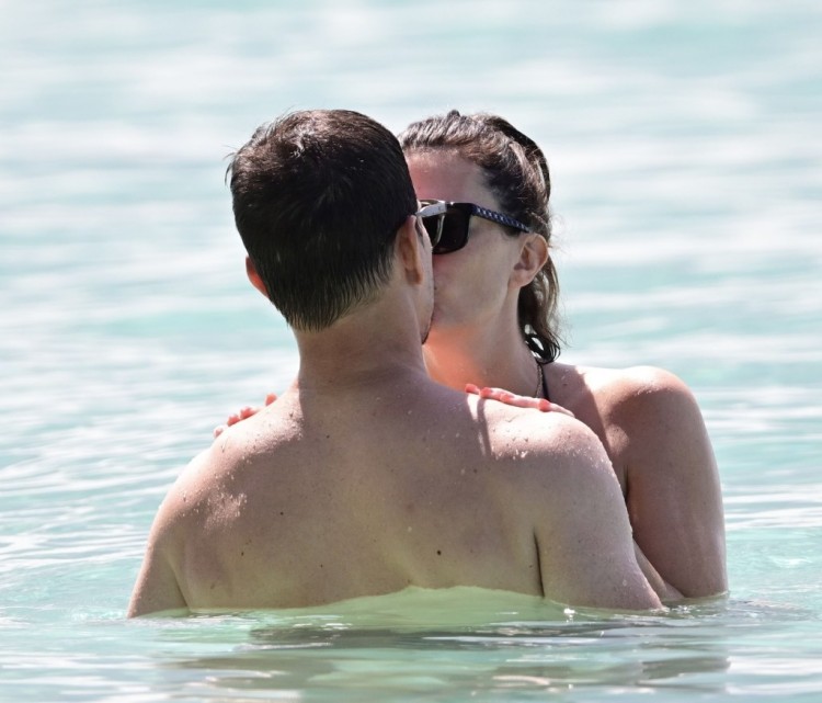 赤裸上身的马克沃尔伯格在巴巴多斯度假时在海边亲吻妻子雷亚达勒姆