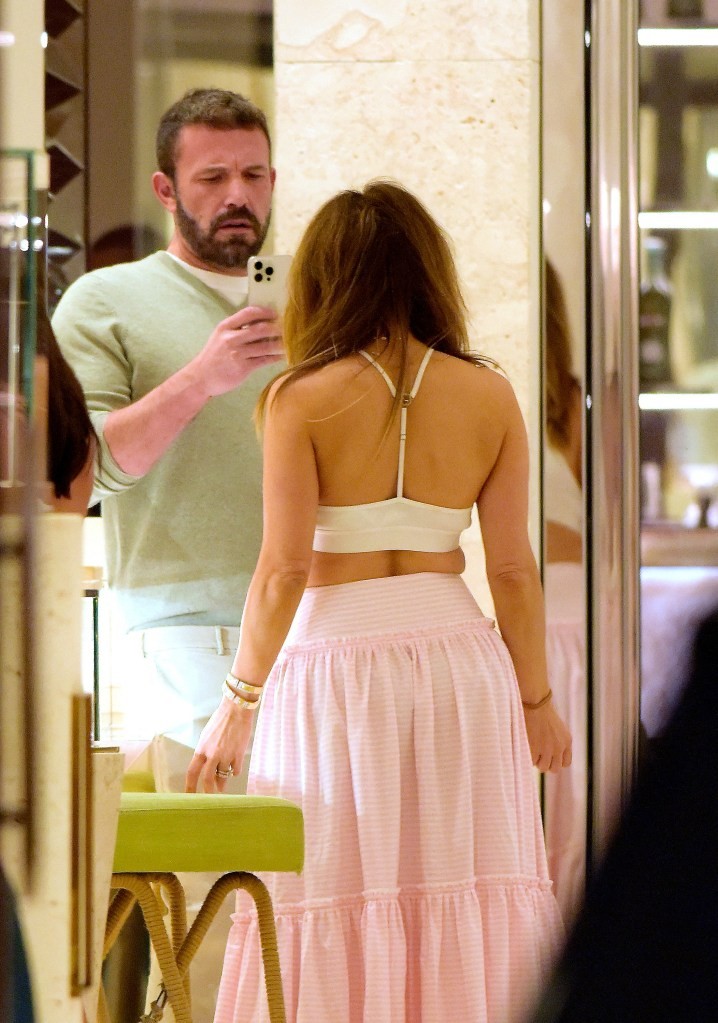 脾气暴躁的本阿弗莱克在圣巴茨岛紧张的会议结束后不情愿地拍了詹妮弗洛佩兹的照片