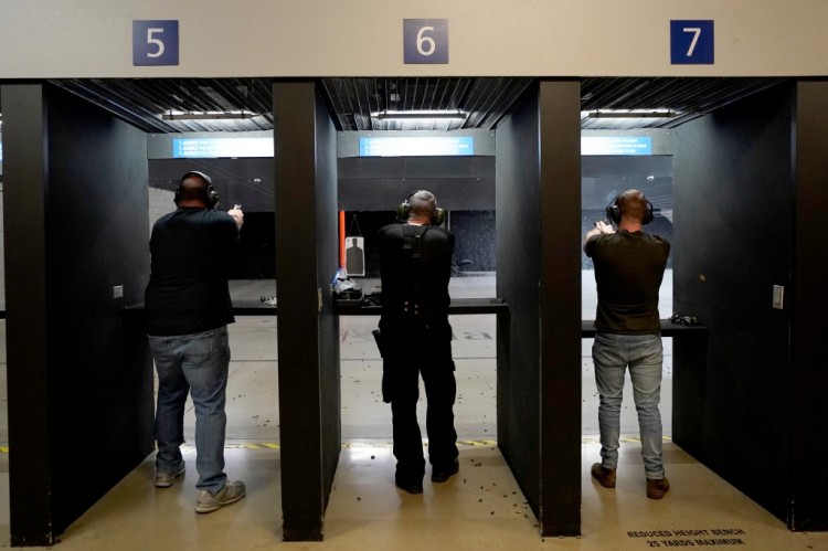 随着法律斗争的继续加州禁止公共场所大多数枪支的法律正在生效