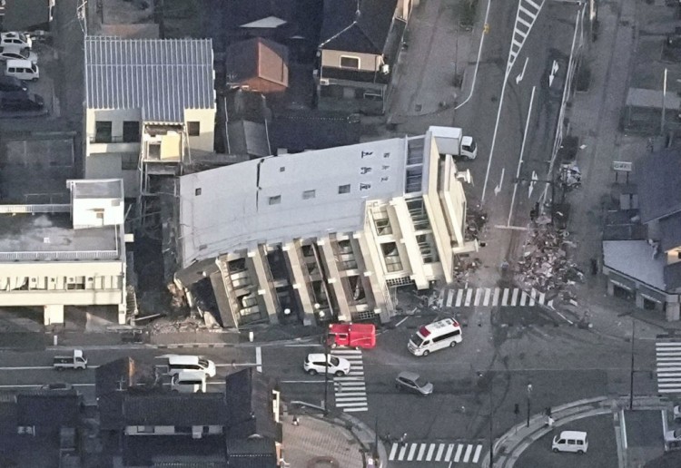 日本76级地震造成至少12人死亡建筑物倒塌冰冻停电