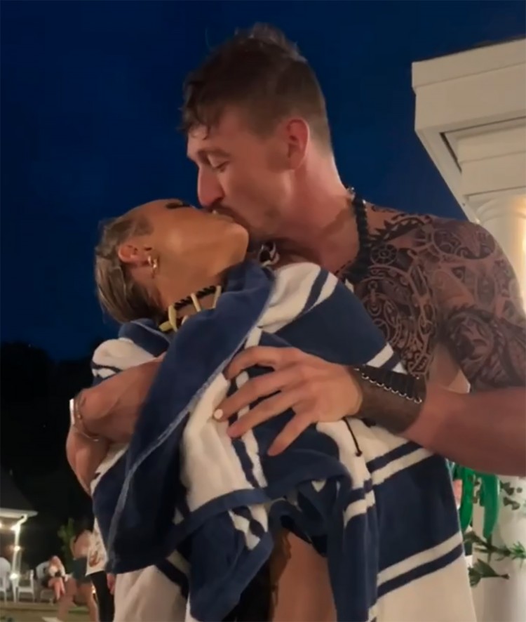 夏日别墅明星萨姆费赫SAMFEHER在INSTAGRAM上发布神秘帖子助长科里基弗KORYKEEFER分手传闻