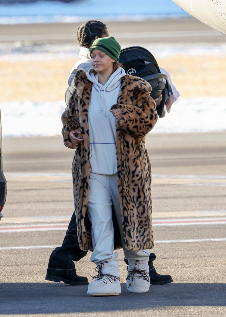 蕾哈娜RIHANNA穿着价值1万美元的动物印花夹克与AAPROCKY儿子RIOT和RZA一起飞行