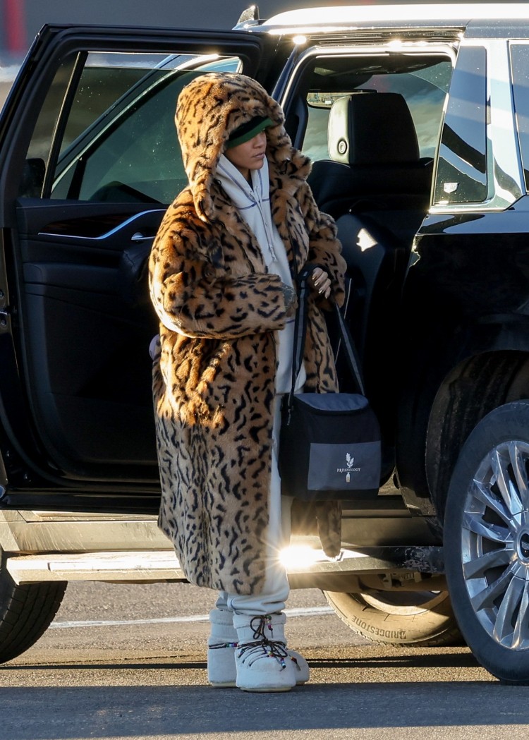 蕾哈娜RIHANNA穿着价值1万美元的动物印花夹克与AAPROCKY儿子RIOT和RZA一起飞行
