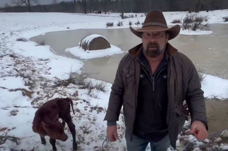 牛仔用套索从邻居结冰的池塘里救出小牛视频