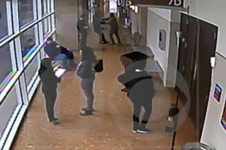 视频显示涉嫌青少年性掠夺者在拉斯维加斯法庭外殴打脸部