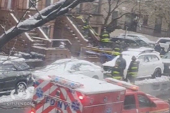 纽约市老年妇女被倒塌联排别墅掉落的砖块砸死警察