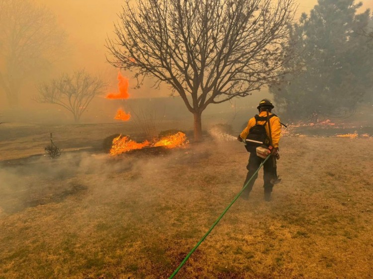 德克萨斯州山火烧毁125万英亩土地造成1人死亡