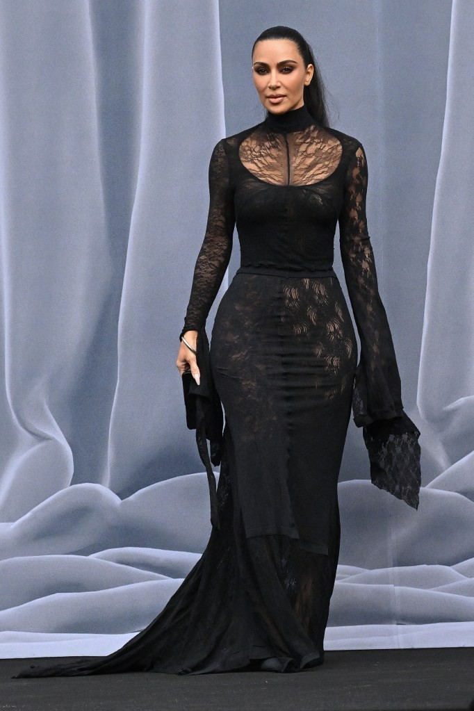 金卡戴珊KIMKARDASHIAN在巴黎世家BALENCIAGA秀场上的裙子上留下价格标签失礼还是时尚宣言