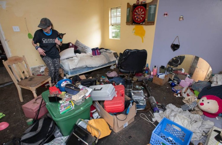 占屋者用垃圾吸毒针和警告人们将被炸死或嘘的标志破坏了佛罗里达州的房屋