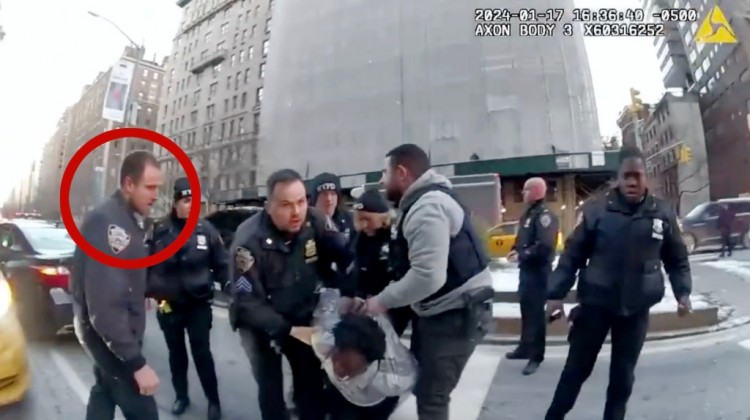 纽约警察局官员因随身摄像机拍摄的视频显示他踢据称撞倒女子的头部而被停职