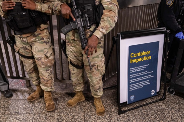 霍楚尔禁止部署在纽约地铁行李检查站的国民警卫队使用长枪