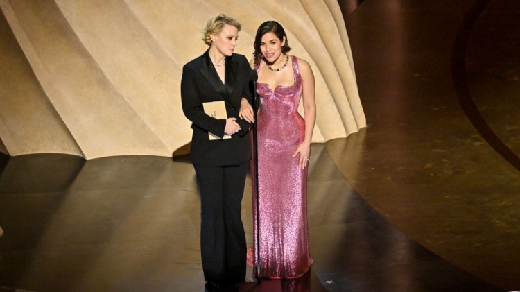 凯特麦金农开玩笑说在奥斯卡颁奖典礼期间向杰夫高布伦发送有品味的裸体