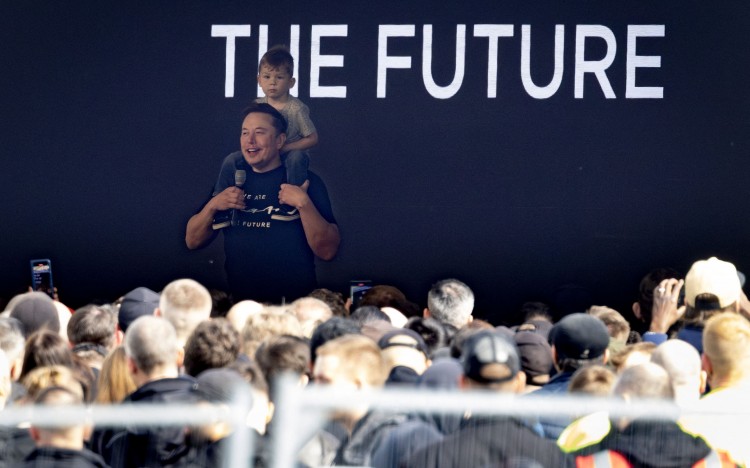 格莱姆斯监护权争夺战中埃隆马斯克带着3岁的儿子X前往特斯拉德国工厂